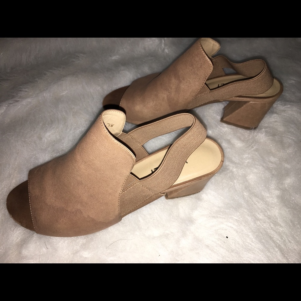 Vaneli Heels - Picture 3 of 4